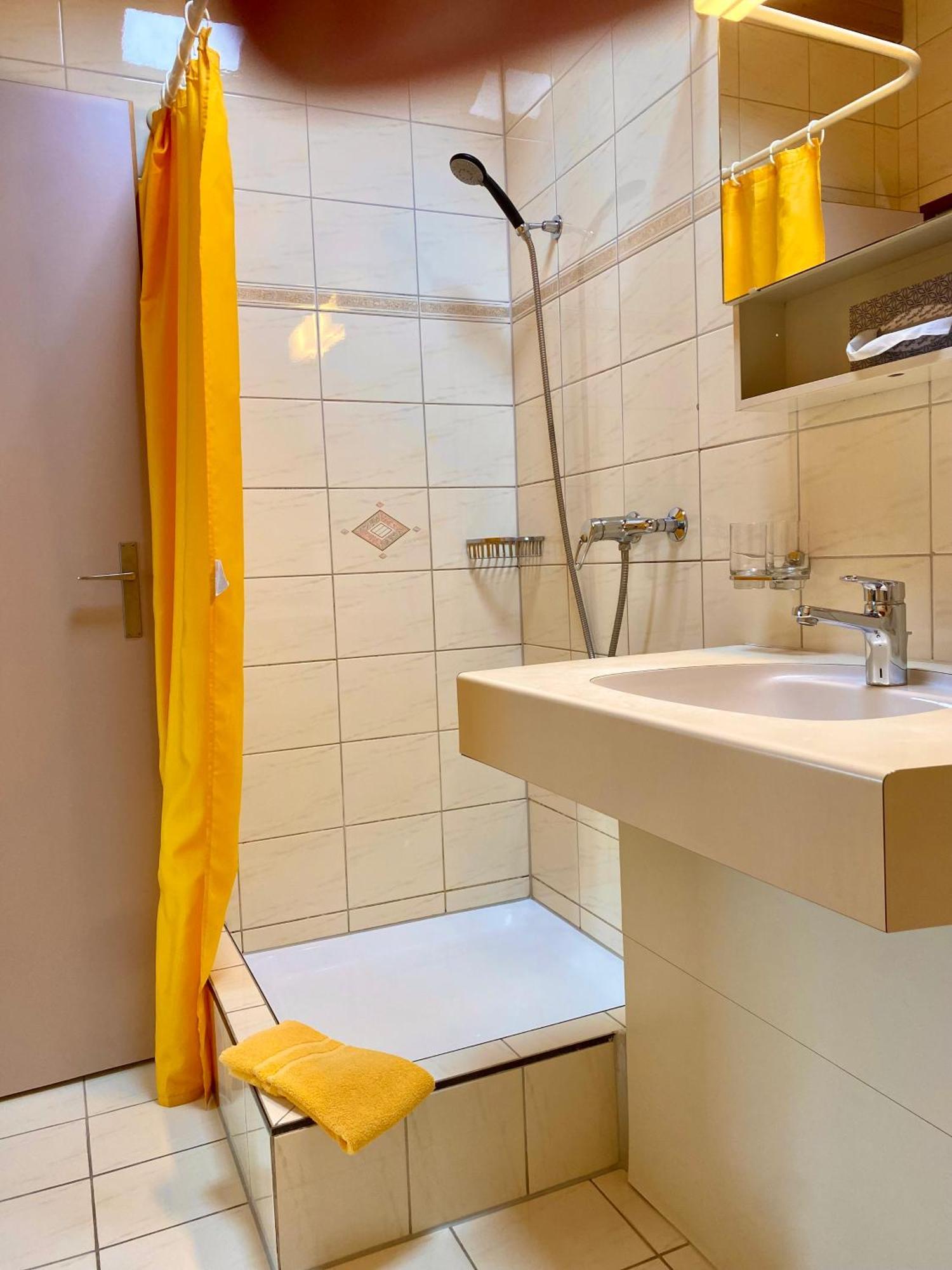 Hotel Zum Roten Loewen Hildisrieden Buitenkant foto